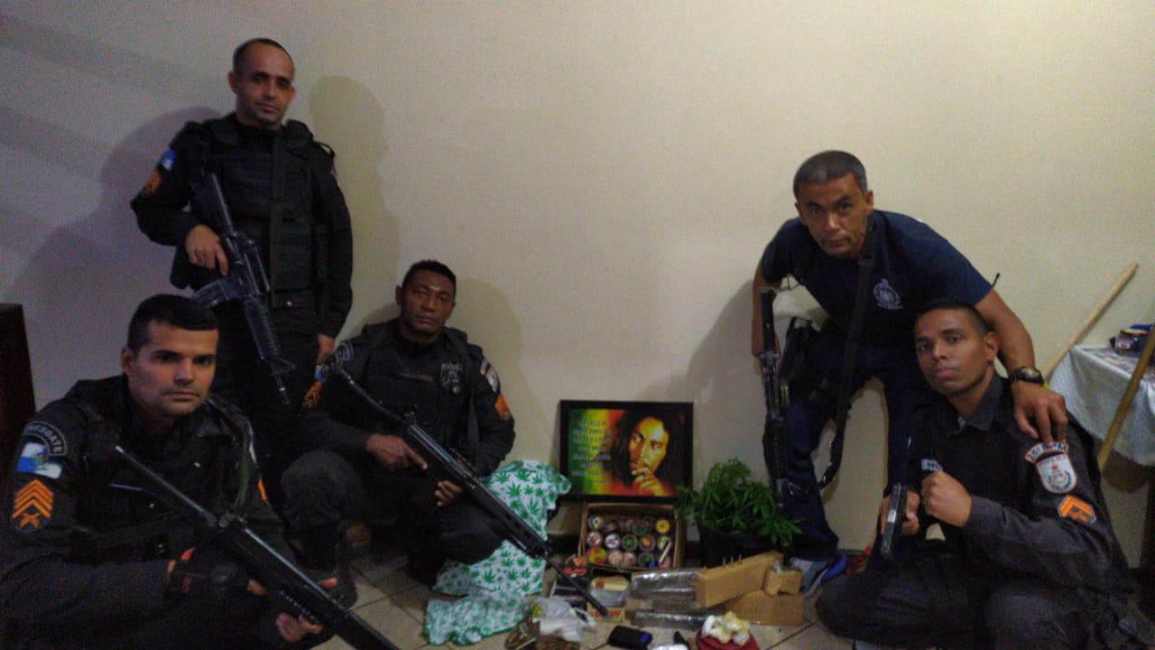 Um homem foi preso por tráfico de drogas na madrugada dessa sexta-feira (12) no bairro Jacaré, em Cabo Frio