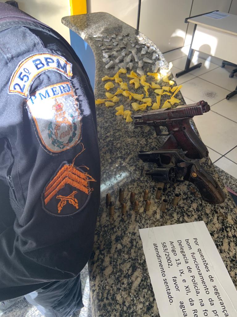Dois homens morreram em uma troca de tiros com a polícia na comunidade do Morro da Coca Cola em Arraial do Cabo, nessa quarta-feira (24).