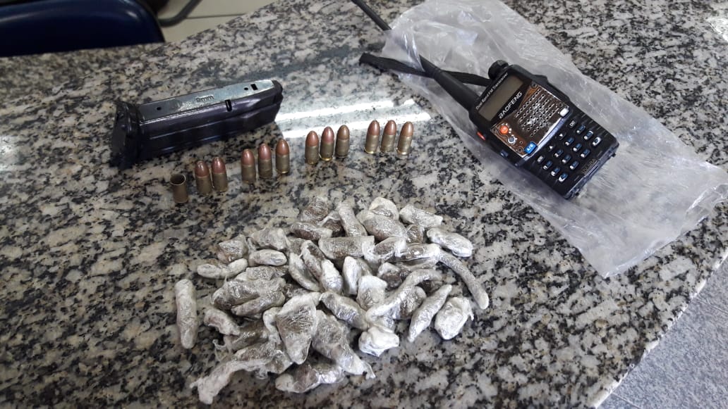 Dois jovens foram apreendidos na tarde deste domingo (28), após troca de tiros com a polícia na Colina em São Pedro da Aldeia.