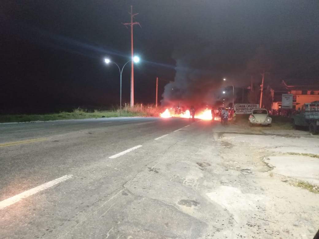 O policiamento no bairro Manoel Corrêa, em Cabo Frio está reforçado nesta terça-feira (02) após uma troca de tiros e manifestações na noite anterior