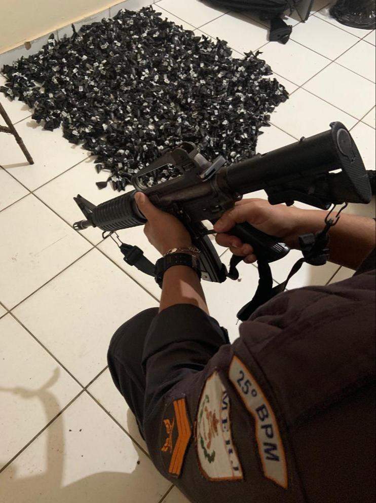 Após denúncias a polícia apreendeu 2100 pinos de cocaína nessa quinta-feira (04) em uma área de mata na comunidade do Jacaré, em Cabo Frio.