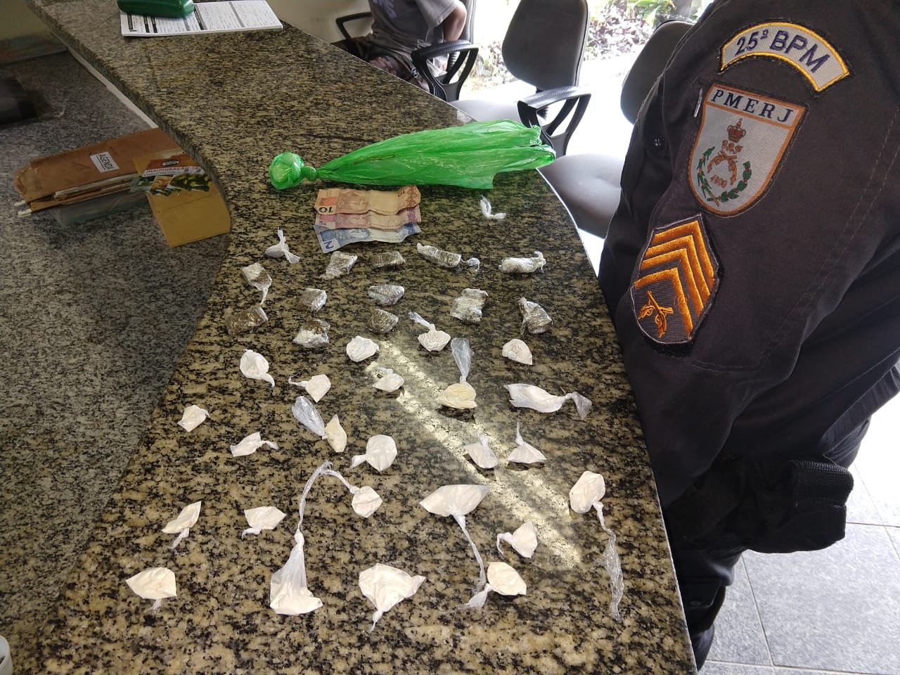 Um menor foi apreendido logo após tentar fugir da polícia para uma localidade conhecia como Pântano no bairro de São José, em Búzios nessa quinta-feira (22).