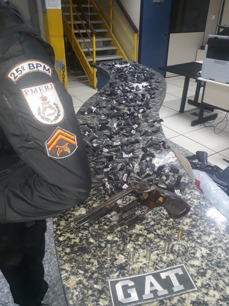 Um homem morreu e os outros conseguiram fugir após troca de tiros com policiais no Morro do Limão, em Cabo Frio, nesse domingo (18).