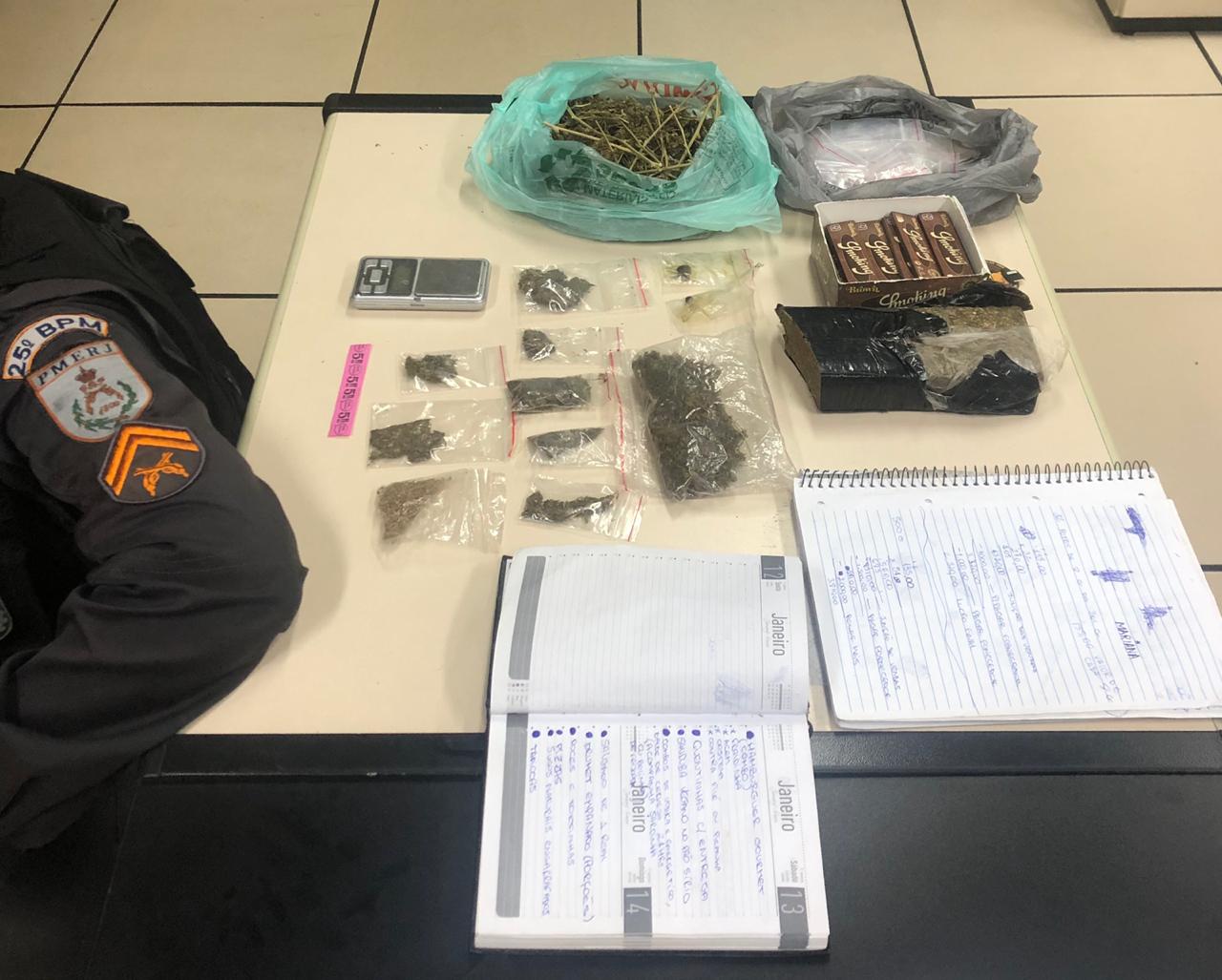 Um casal foi preso com drogas, nessa quinta-feira (12), na Reserva do Peró, em Cabo Frio.