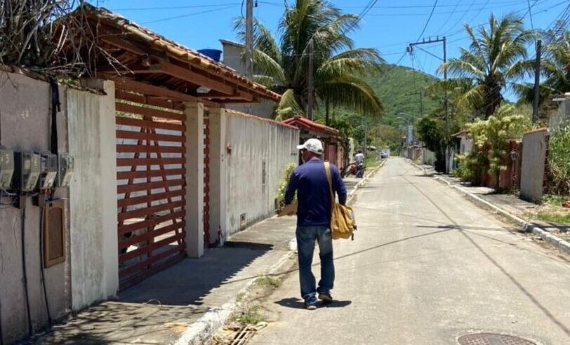 Agente de combate a endemias na vigilância de casos da dengue em Búzios