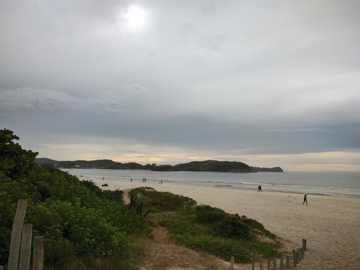Praia do Forte, em Cabo Frio, com tempo nublado