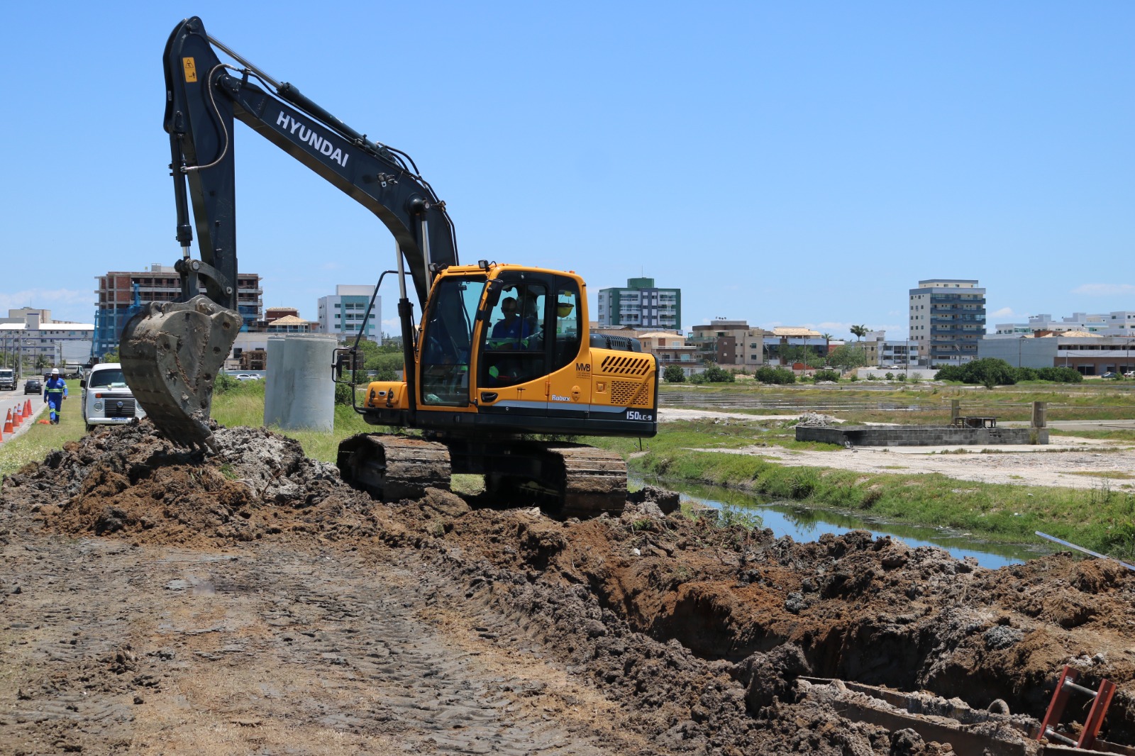 Ação faz parte do pacote de investimentos da Prolagos que conta com a implantação de mais de 26 km de cinturão coletor de esgoto na Lagoa de Araruama. Foto: Prolagos
